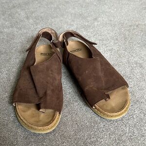 EARTH Grove Gala Brown Leather Sandals GUC 11